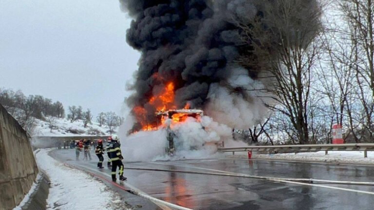 un-autocar-cu-aproape-50-de-oameni-a-luat-foc-pe-o-sosea-din-mures.-pompierii-au-intervenit-pentru-stingerea-flacarilor