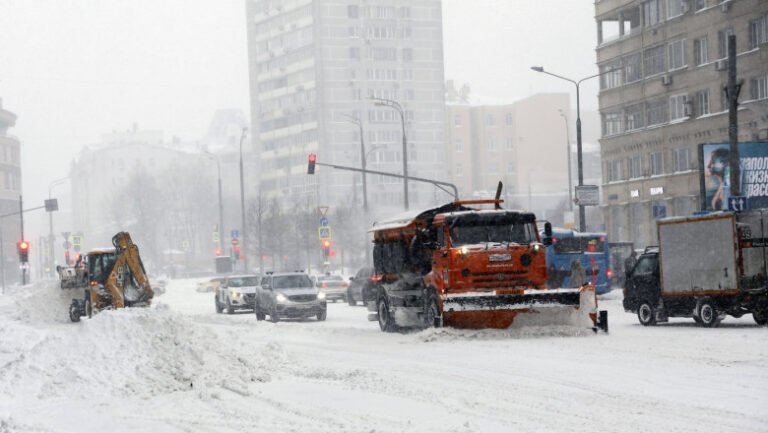 moscova-se-confrunta-cu-cele-mai-mari-ninsori-din-aceasta-iarna:-zapada-de-30-de-centimetri,-zboruri-anulate,-drumuri-inchise