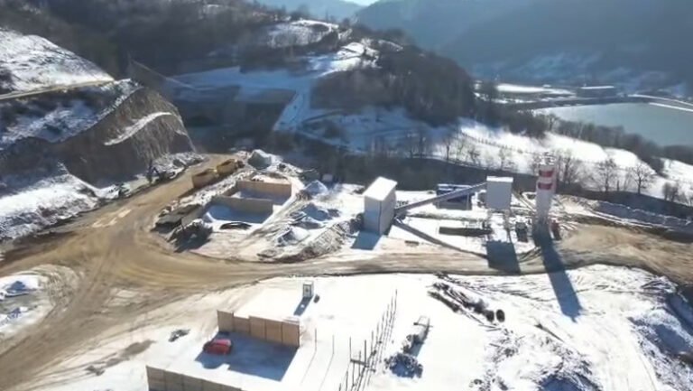 lucrarile-pe-a1-sibiu-pitesti-avanseaza-si-pe-timp-de-iarna.-seful-cnair:-„sapaturile-in-versant-nu-sunt-impiedicate-de-vreme”