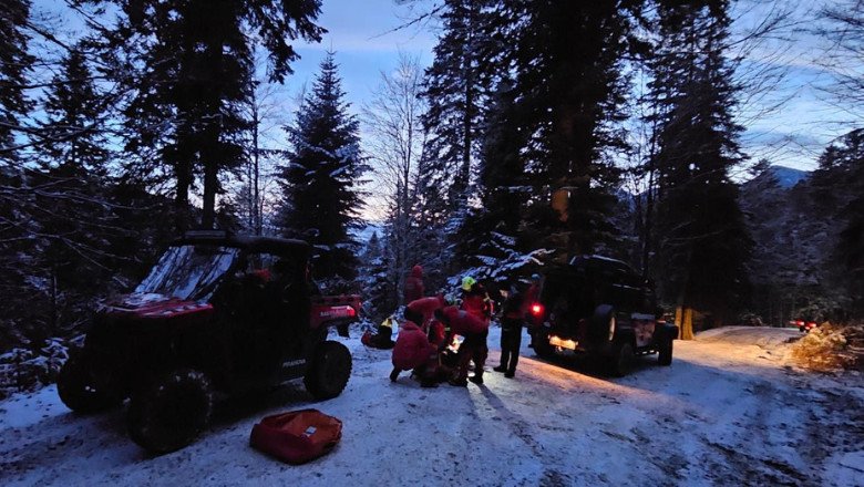 un-turist-a-cazut-peste-70-de-metri-cu-atv-ul,-intr-o-rapa-din-muntii-baiului.-salvamontistii-au-intervenit-de-urgenta un-turist-a-cazut-peste-70-de-metri-cu-atv-ul,-intr-o-rapa-din-muntii-baiului.-salvamontistii-au-intervenit-de-urgenta