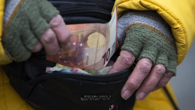 7,5-miliarde-de-leva-in-numerar-au-iesit-„la-lumina”-datorita-euro.-bulgaria-a-lansat-euro-pe-fondul-entuziasmului-si-al-fricii