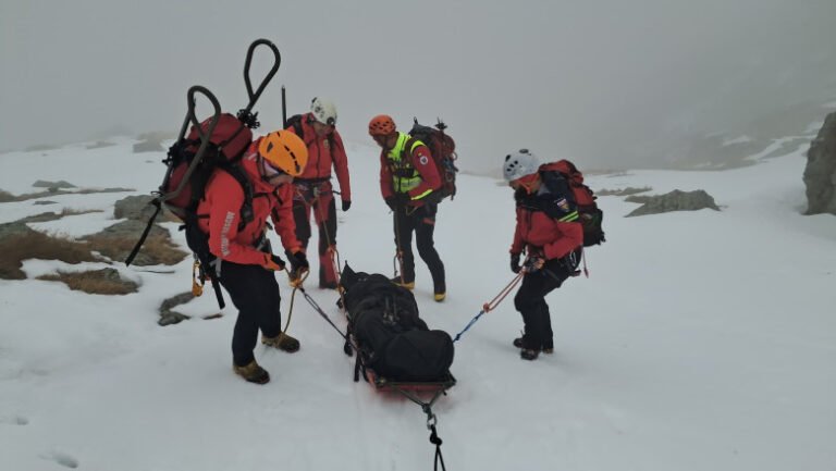 interventii-la-foc-continuu-din-partea-salvamontistilor.-apel-pentru-turistii-care-vor-sa-urce-pe-munte