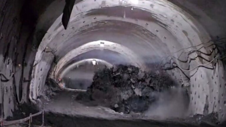 imagini-spectaculoase:-sapaturi-in-versant-pe-santierul-autostrazii-a1-sibiu-pitesti.-lucrarile-continua-in-ciuda-vremii-severe