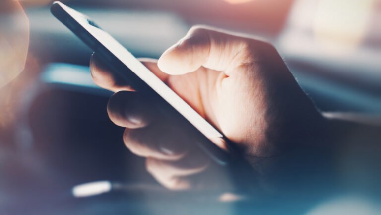 telefoane-de-lux-cumparate-din-bani-publici.-mai-multe-primarii-mici-au-dat-zeci-de-mii-de-lei-pe-dispozitive-de-ultima-generatie