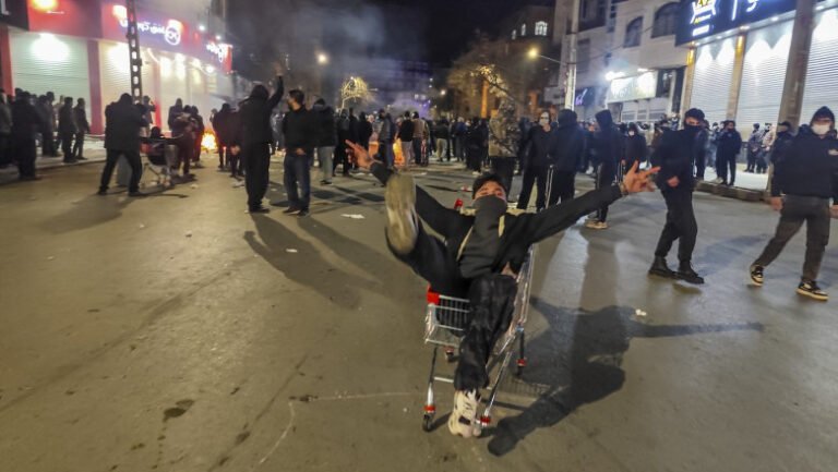 represiune-majora-a-protestelor-in-iran.-donald-trump-sustine-ca-armata-sua-ia-in-considerare-„optiuni-puternice”-impotriva-teheranului