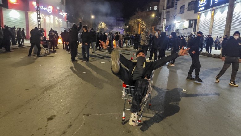 represiune-majora-a-protestelor-in-iran.-donald-trump-sustine-ca-armata-sua-ia-in-considerare-„optiuni-puternice”-impotriva-teheranului represiune-majora-a-protestelor-in-iran.-donald-trump-sustine-ca-armata-sua-ia-in-considerare-„optiuni-puternice”-impotriva-teheranului