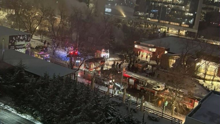 incendiu-puternic-in-bucuresti.-arde-o-patiserie-in-zona-metroului-pipera,-cu-risc-de-extindere-la-cladirile-din-apropiere