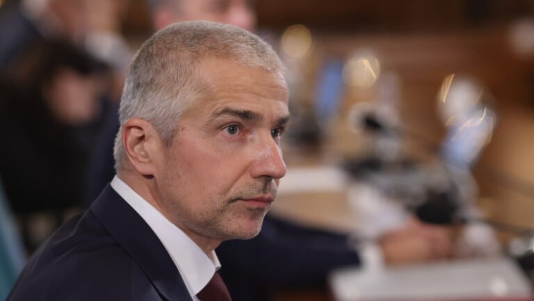 ministrul-justitiei-este-acuzat-ca-si-a-plagiat-peste-jumatate-din-teza-de-doctorat.-radu-marinescu-respinge-acuzatiile