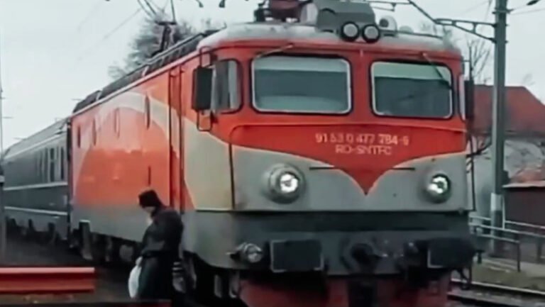 momentul-in-care-un-barbat-este-la-un-pas-sa-fie-strivit-de-un-tren-care-venea-cu-viteza,-dupa-ce-a-ignorat-barierele-coborate
