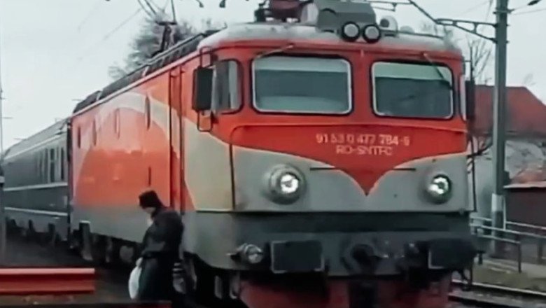 momentul-in-care-un-barbat-este-la-un-pas-sa-fie-strivit-de-un-tren-care-venea-cu-viteza,-dupa-ce-a-ignorat-barierele-coborate momentul-in-care-un-barbat-este-la-un-pas-sa-fie-strivit-de-un-tren-care-venea-cu-viteza,-dupa-ce-a-ignorat-barierele-coborate