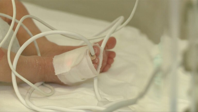 bebelus-mort-la-o-clinica-din-craiova-marturia-tatalui:-„nu-stim-cauza-decesului.-il-resuscitau-de-o-ora-si-nu-ne-a-anuntat-nimeni”