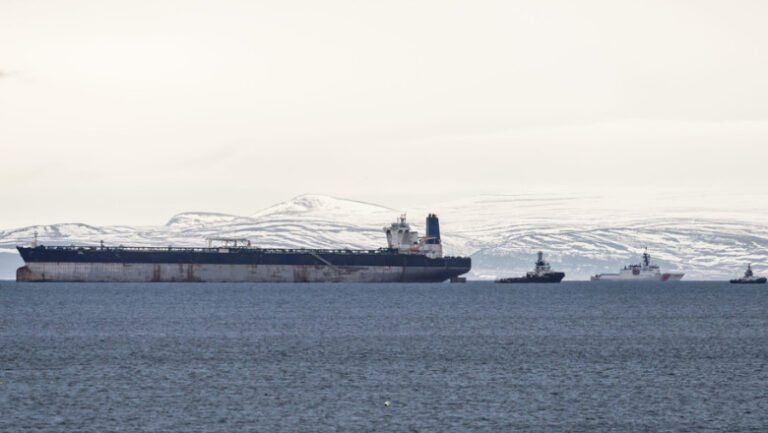 petrolierul-rus-marinera-a-ajuns-in-apele-britanice,-escortat-de-paza-de-coasta-americana