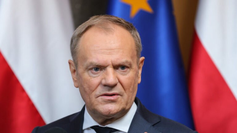 donald-tusk-il-critica-pe-trump-dupa-afirmatia-ca-zelenski-ar-fi-un-obstacol-pentru-pace:-rusia-a-respins-planul,-a-lansat-noi-atacuri