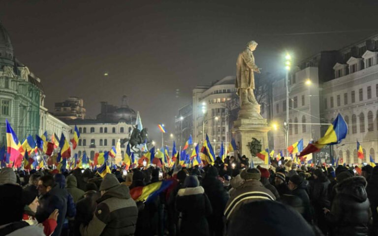 doua-proteste-au-loc-in-bucuresti-joi-seara.-claudiu-tarziu-si-george-simion-au-chemat-oamenii-la-universitate:-„numai-faceti-ceva”