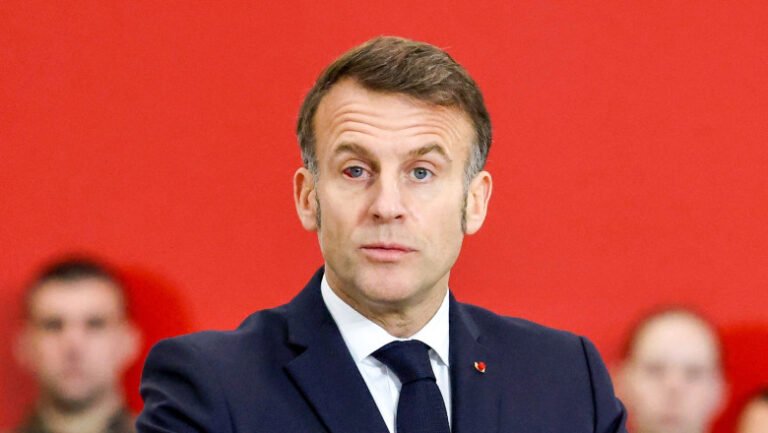 emmanuel-macron-a-aparut-cu-un-ochi-rosu-la-un-eveniment-public.-ce-a-declarat-presedintele-frantei