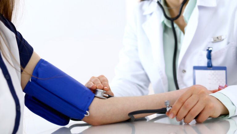 servicii-medicale-de-care-beneficiaza-persoanele-neasigurate-in-2026.-ce-consultatii-si-tratamente-sunt-gratuite