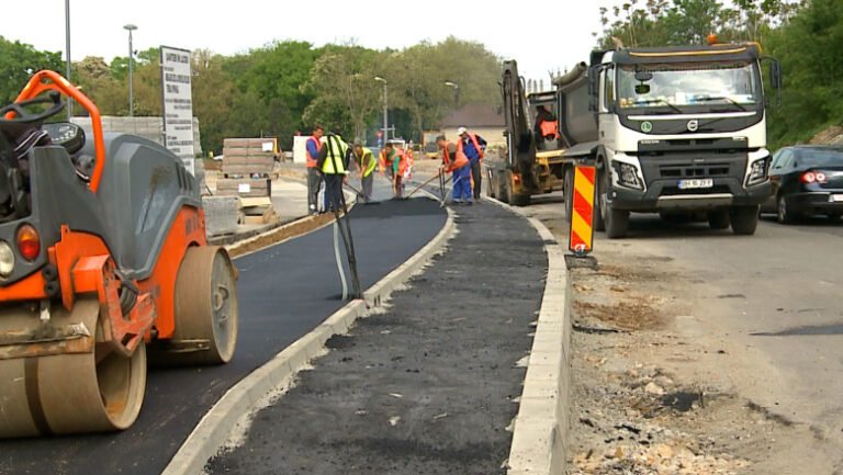 primaria-unui-mare-oras-din-romania,-obligata-de-instanta-sa-asfalteze-si-sa-puna-trotuare.-reclamanta-a-primit-si-„despagubiri-morale”