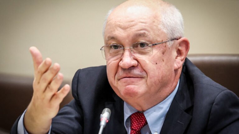 premierul-moldovei,-acuzat-de-„tradare”-dupa-ce-a-spus-ca-el-ar-vota-pentru-reunificarea-cu-romania