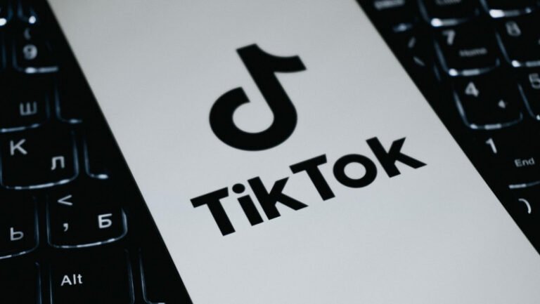 tiktok-va-implementa-noi-reguli-la-nivelul-ue.-tot-mai-multe-state-cer-interzicerea-retelelor-sociale-pentru-minori
