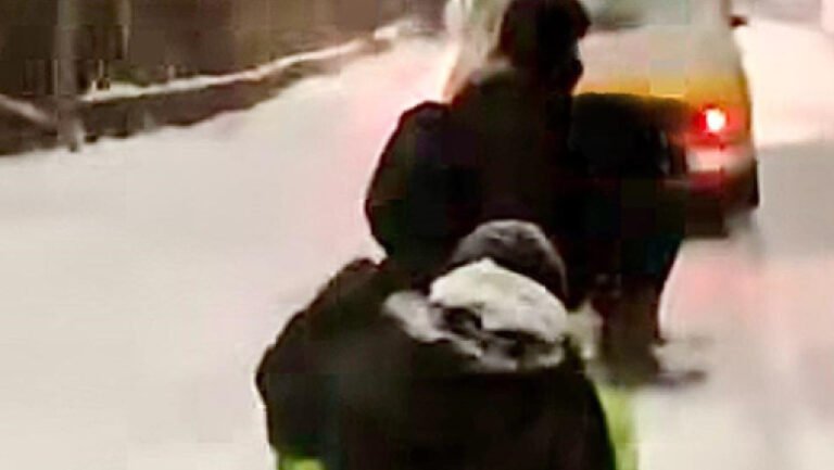 un-adolescent-care-se-dadea-cu-sania-trasa-de-masina-a-murit-dupa-ce-a-fost-aruncat-intr-un-cap-de-pod