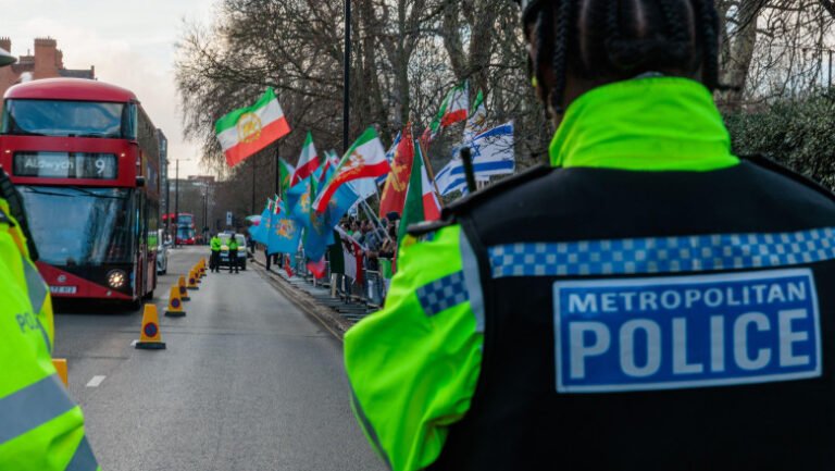 un-protestatar-a-fost-arestat-la-londra-dupa-ce-a-urcat-pe-acoperisul-ambasadei-iranului-si-a-dat-jos-drapelul