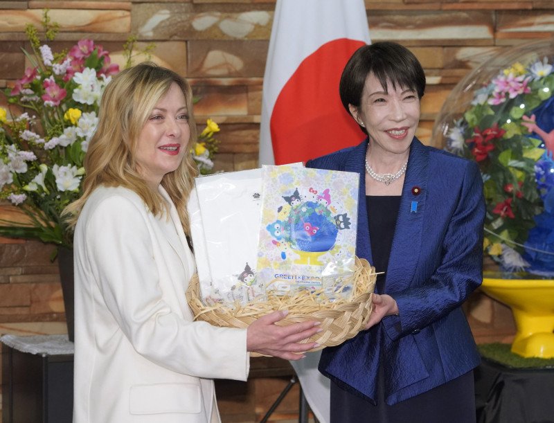 selfie-manga-cu-giorgia-meloni-si-sefa-guvernului-din-japonia.-premierul-nipon-i-a-cantat-„la-multi-ani”-si-i-a-facut-cadouri selfie-manga-cu-giorgia-meloni-si-sefa-guvernului-din-japonia.-premierul-nipon-i-a-cantat-„la-multi-ani”-si-i-a-facut-cadouri