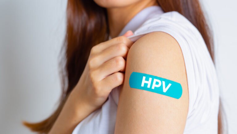 legea-prin-care-continua-vaccinarea-anti-hpv-gratuita-pentru-persoanele-intre-11-si-26-de-ani,-promulgata