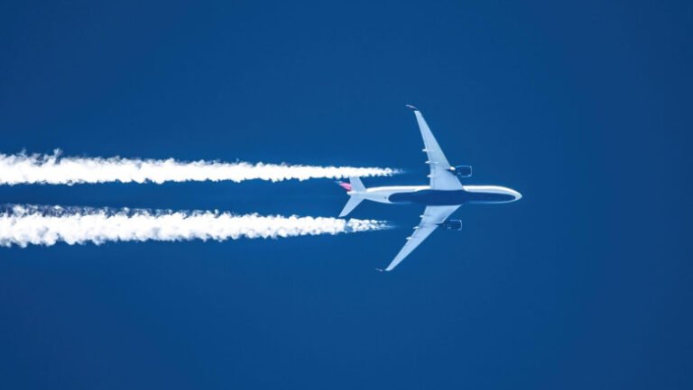 emisiile-de-carbon-generate-de-aviatie-ar-putea-sa-scada-cu-50%-fara-reducerea-zborurilor-comerciale-(studiu)