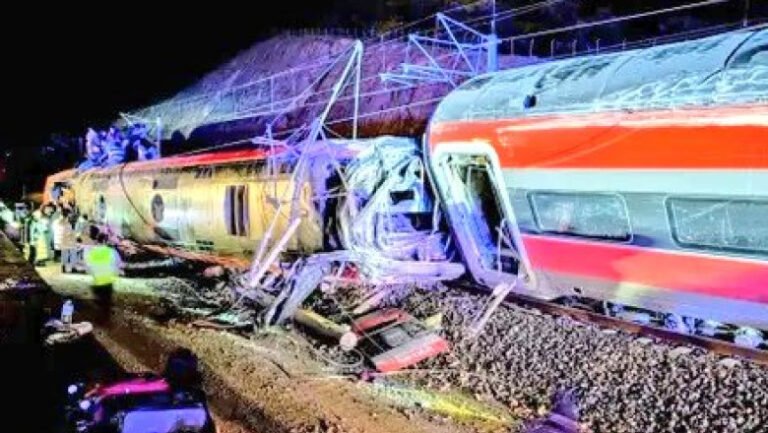 cel-putin-10-morti-intr-un-accident-feroviar-in-sudul-spaniei.-multe-persoane-ranite-au-ramas-blocate-in-trenurile-de-mare-viteza