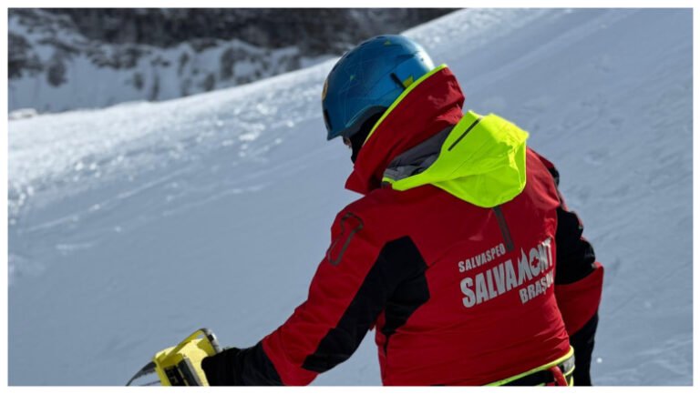 scandal-in-postavaru:-un-barbat-a-lovit-un-salvamontist-pentru-un-telefon-pierdut-in-zapada