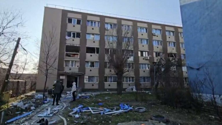 explozie-intr-un-bloc-din-buzau:-o-persoana-a-fost-ranita.-momentul-deflagratiei-a-fost-surprins-de-camere