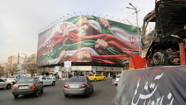 preturi-de-cosmar,-somaj-in-randul-tinerilor-si-o-moneda-depreciata.-cum-a-ajuns-economia-iraniana-catalizatorul-protestelor-masive