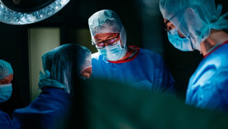 lupta-medicilor-pentru-ca-pacientii-sa-poata-merge-din-nou,-imagini-exclusive-filmate-de-digi24