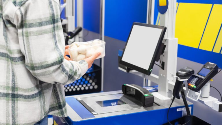 un-adolescent-din-galati-a-furat-67000-de-lei-dintr-un-aparat-selfpay.-cum-a-pacalit-angajatele-magazinului