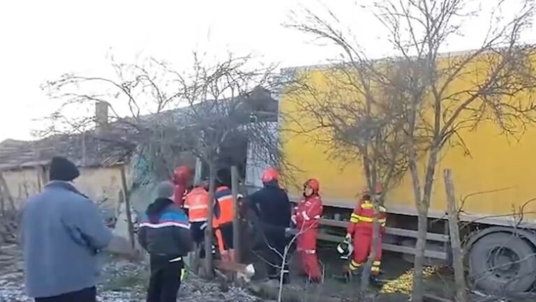 la-un-pas-de-tragedie:-un-sofer-beat-a-pierdut-controlul-tir-ului-pe-care-il-conducea-si-a-intrat-intr-o-casa.-momentul-impactului