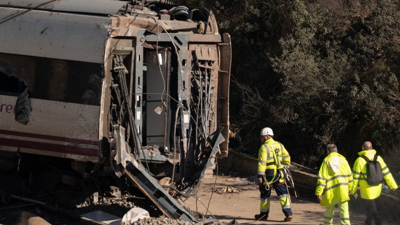 un-nou-accident-feroviar-in-spania:-un-tren-a-lovit-un-zid-prabusit-peste-calea-ferata-in-catalonia un-nou-accident-feroviar-in-spania:-un-tren-a-lovit-un-zid-prabusit-peste-calea-ferata-in-catalonia