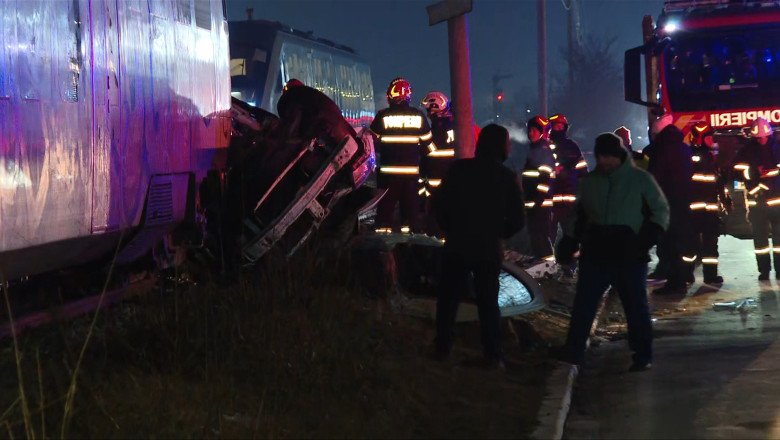 momentul-in-care-o-masina-este-spulberata-de-tren-in-chiajna.-un-barbat,-scos-inconstient-din-autoturism momentul-in-care-o-masina-este-spulberata-de-tren-in-chiajna.-un-barbat,-scos-inconstient-din-autoturism