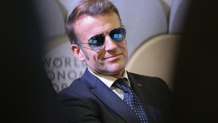 „ochiul-tigrului”.-povestea-din-spatele-ochelarilor-de-soare-ai-lui-emmanuel-macron-de-la-davos