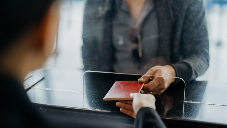 documentul-electronic-care-inlocuieste-pasaportul-si-ofera-acces-rapid-la-servicii-publice-in-2026.-este-disponibil-si-pentru-minori