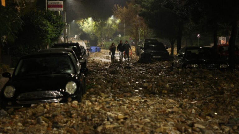 ploile-torentiale-fac-ravagii-in-grecia:-doi-morti-si-sute-de-interventii-ale-pompierilor-in-atena