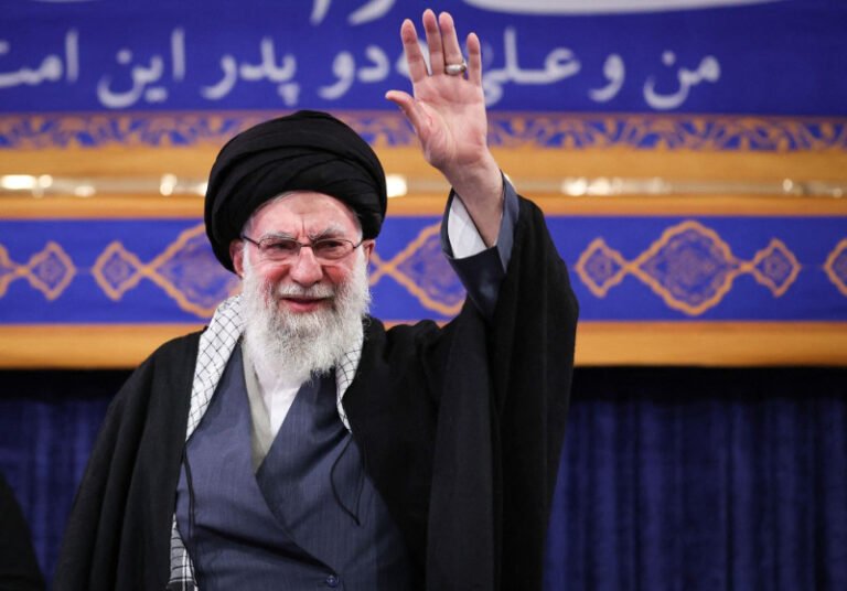 de-ce-nu-s-a-prabusit-inca-regimul-din-iran.-cele-trei-structuri-care-conduc-din-umbra-statul-si-tin-in-viata-sistemul-lui-khamenei
