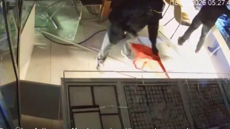 jaf-spectaculos,-comis-in-doua-minute,-surprins-de-camerele-de-supraveghere.-„panterele-roz”-au-furat-bijuterii-de-1-milion-de-euro