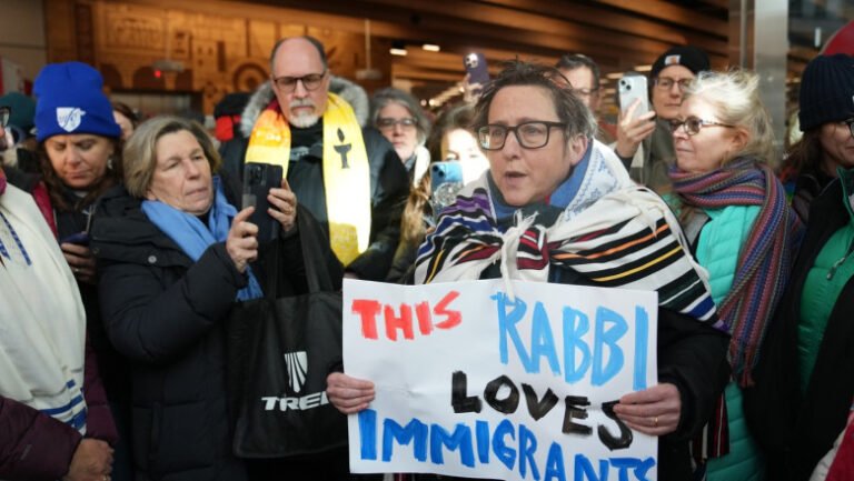 peste-100-de-lideri-religiosi,-arestati-in-minneapolis-in-timp-ce-protestau-impotriva-fortelor-anti-imigratie-ice