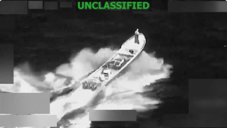 armata-sua-a-scufundat-in-pacific-inca-o-barca-suspectata-pentru-trafic-de-droguri:-doi-morti-si-un-supravietuitor