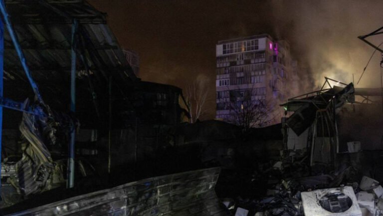 rusii-au-bombardat-kiev-si-harkov:-un-mort-si-15-raniti-aproape-6.000-de-cladiri-din-capitala-ucrainei-nu-au-caldura-in-timpul-gerului