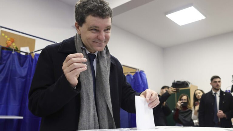 cum-defineste-nicusor-dan-fericirea:-„bucuria-de-a-fi-parte-dintr-o-constructie-mai-mare-decat-tine”