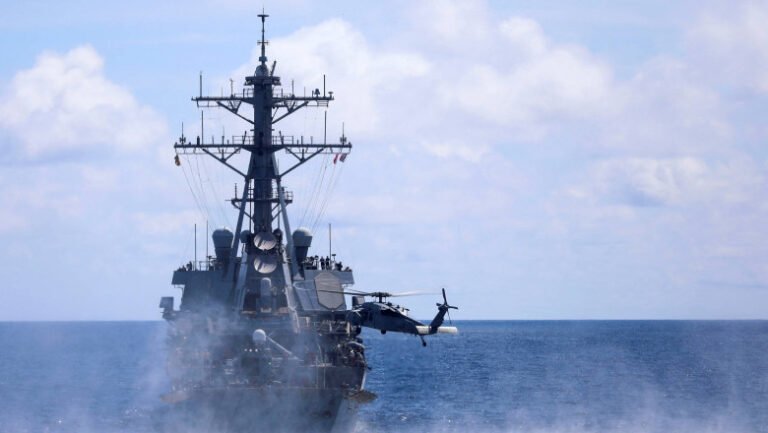 vizita-simbolica-a-unei-nave-americane-la-baza-navala-ream-din-cambodgia,-langa-nave-chineze