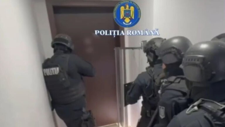 interventie-in-forta-intr-un-apartament-din-bucuresti-pentru-salvarea-unei-femei-si-a-copilului-ei,-sechestrati-de-fostul-iubit