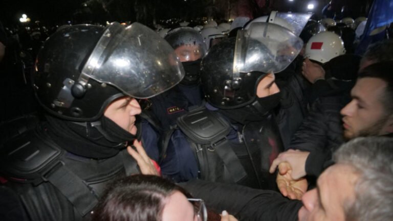 protest-antiguvernamental-la-tirana:-mii-de-oameni-in-strada,-confruntari-cu-fortele-de-ordine