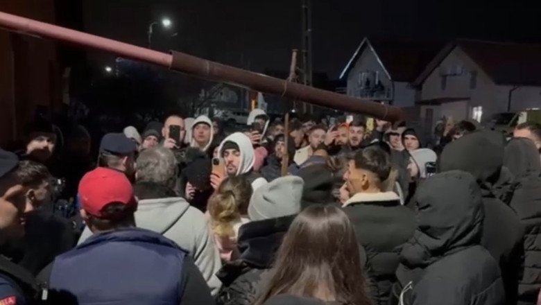 revolta-in-comuna-bunicilor-ucigasului-lui-mario:-baiatul-a-fost-scos-din-casa-de-jandarmi,-iar-tatal-a-fost-gasit-ascuns-in-pod revolta-in-comuna-bunicilor-ucigasului-lui-mario:-baiatul-a-fost-scos-din-casa-de-jandarmi,-iar-tatal-a-fost-gasit-ascuns-in-pod